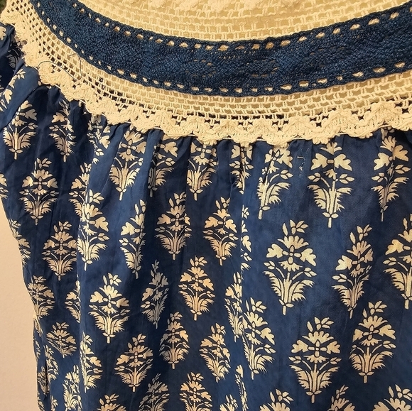 Solitaire Off Shoulder Blouse with Crochet Accent Women's Size Medium - Picture 6 of 9